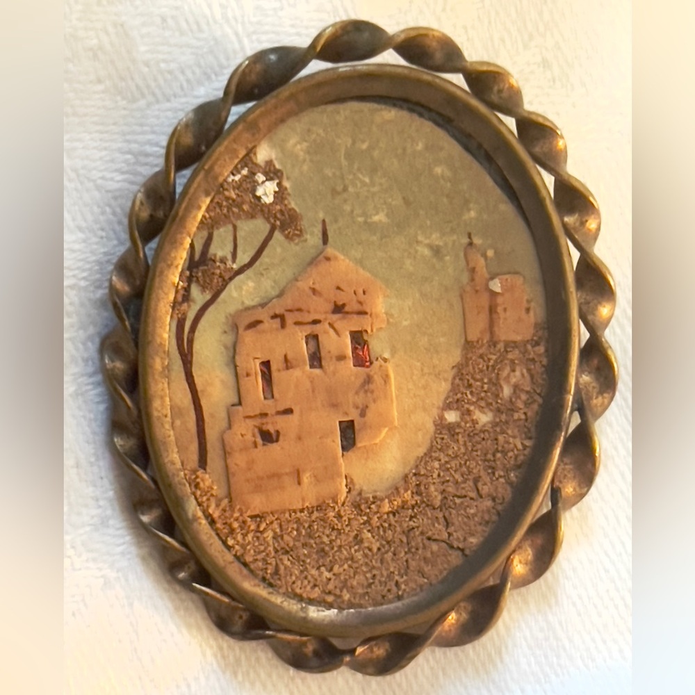 Vintage/Antique Brooch w/ a detailed scene made out of cork outlined w/ Brass 💫💫